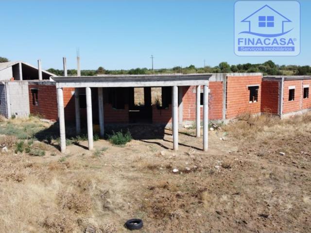 Terreno com moradia situado numa zona sossegada Brejos Elvas