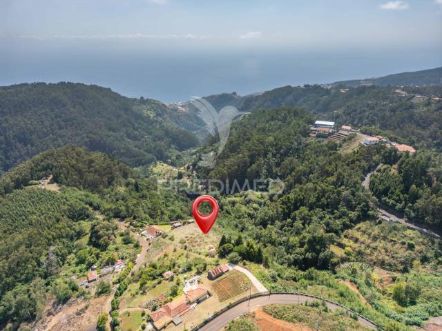 Terreno com palheiro vista mar e montanha no Santo da Serra