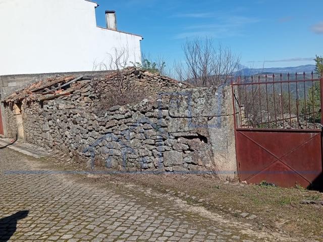 Terreno com Palheiro e Casa em ruina Torre de Moncorvo Felgar