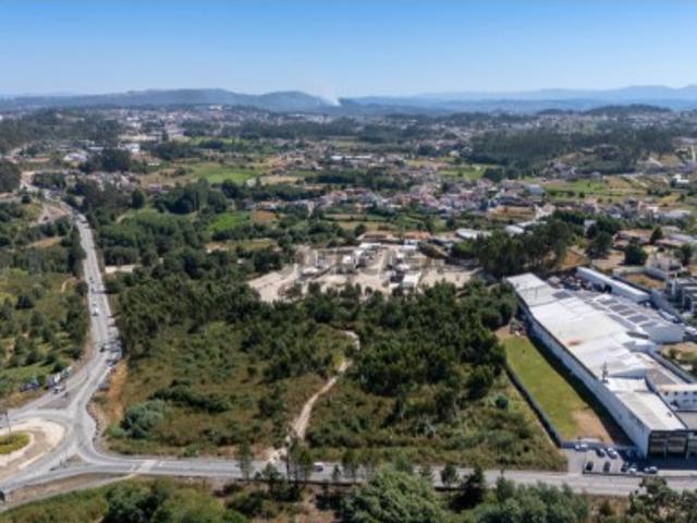 Terreno com PIP para 8 prédios e 12 moradias ou serviços
