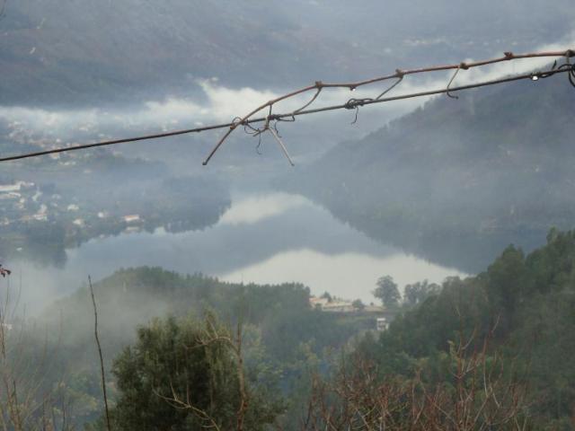 Terreno com possibilidade de construção, perto da agua na Barragem da Caniçada com aproximadamente 4400m2.