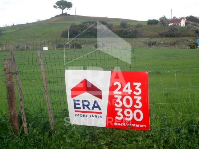 Terreno com Possibilidade de Lotear, no Centro da Vila, Para Venda