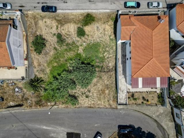 Terreno com Potencial para 2 Moradias Geminadas | Até 350 m² de Construção