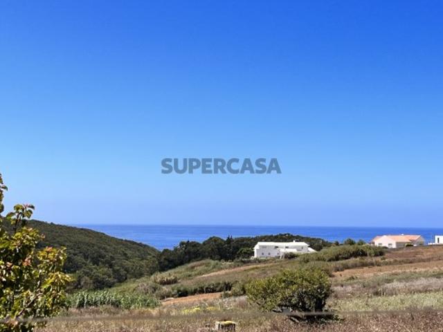 Terreno com projecto aprovado para Moradia T4 com vista para o campo e para o mar, pronta a construir na Atalaia, muito perto da praia da Areia Branca
