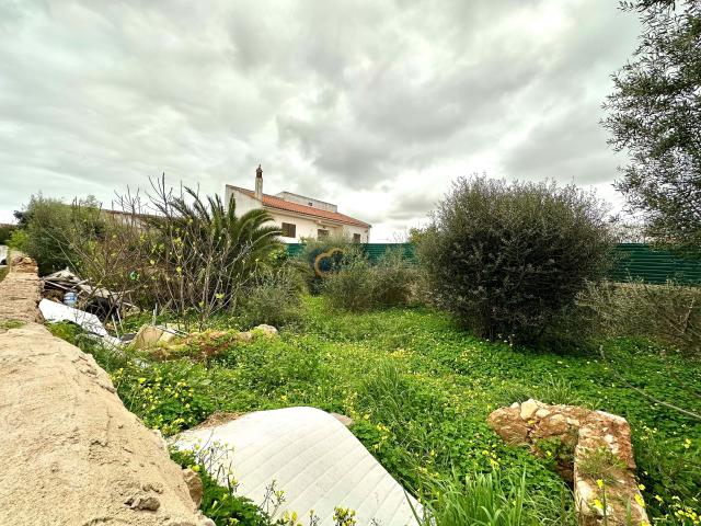 Terreno com projecto aprovado para cnstrução de 6 apts com estacionamento