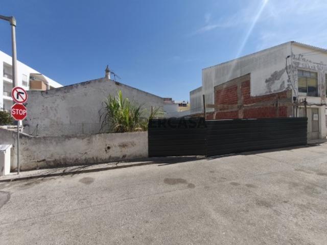 Terreno com projecto aprovado para um edifício habitacional em Quarteira, Algarve