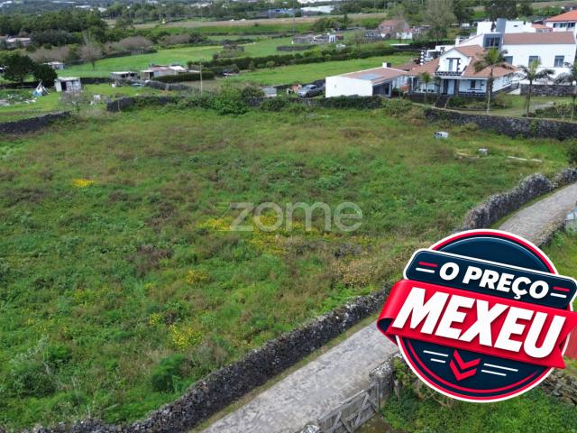 Terreno com Projeto Anterior para Casa Contemporânea de 4 Quartos – Lagoa