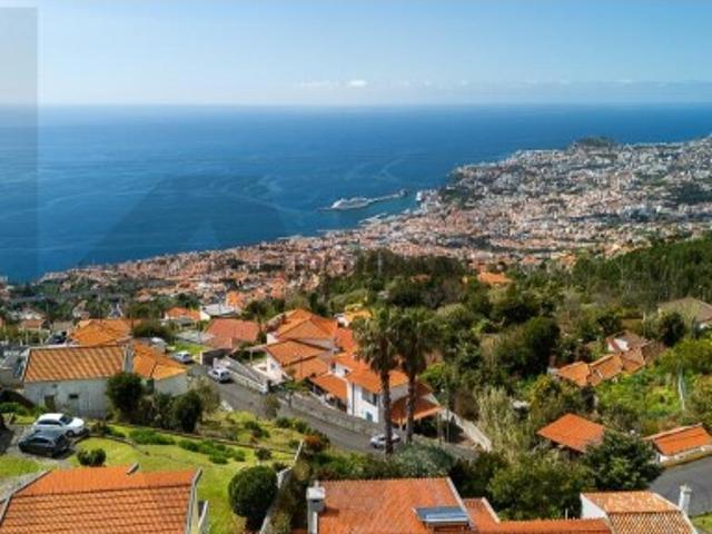 Terreno com Projeto Aprovado Moradia Unifamiliar com Vista Deslumbrante sobre o Funchal