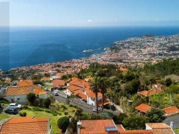 Terreno com Projeto Aprovado Moradia Unifamiliar com Vista Deslumbrante sobre o Funchal
