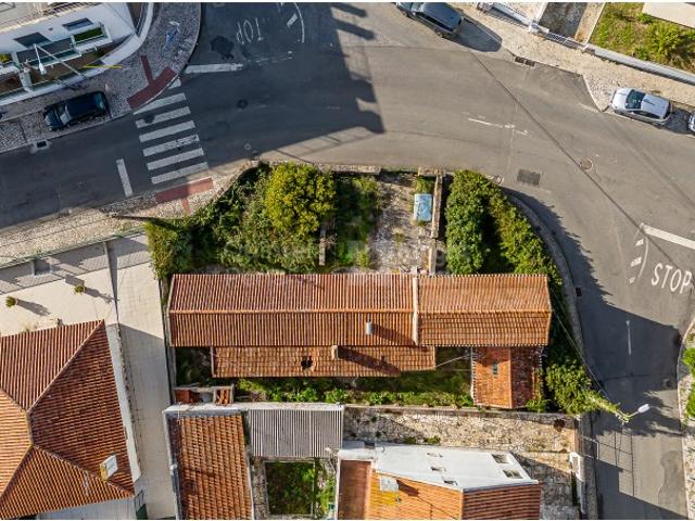 Terreno com projeto residencial na Abrunheira, Sintra