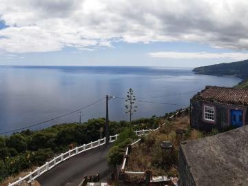 Ruínas + Terreno com Projeto Aprovado – Alojamento Turístico Rural com Vista Mar | Ilha do Pico – Açores JÁ EM FASE DE OBRAS