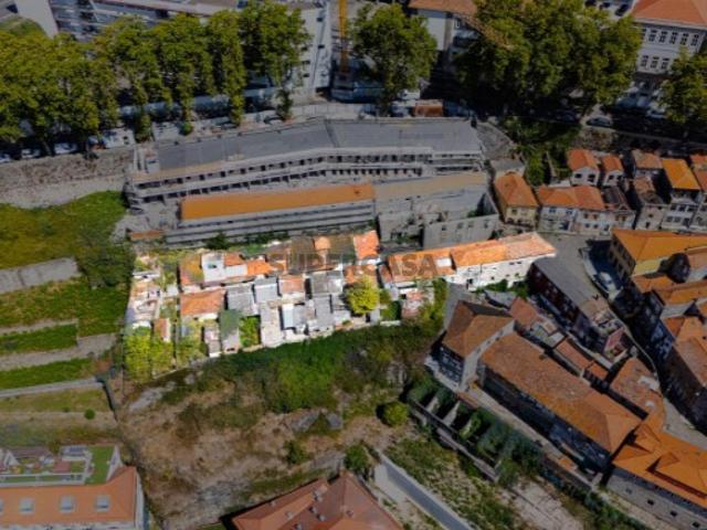 Terreno com projeto aprovado e vista Douro | Porto