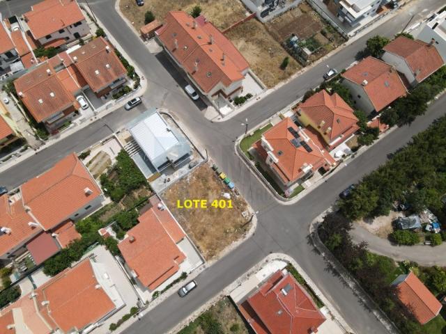 Terreno com Projeto Aprovado para Construção de Moradia T4 | Licença de Construção Paga | Famões | Odivelas