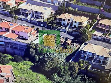 Terreno com projeto aprovado para construção de duas moradias