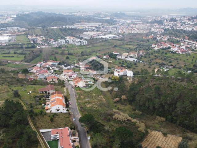Terreno com projeto aprovado para construção de uma moradia isolada em Eiras