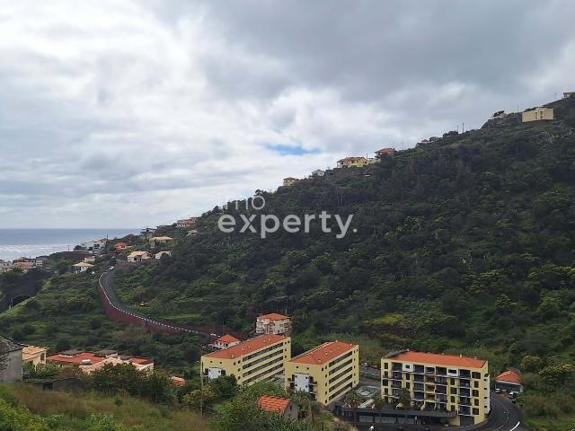 Terreno com Projeto Aprovado para Empreendimento com 20 frações em Sta. Cruz, Madeira