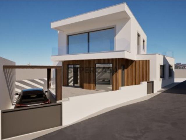 Terreno com projeto aprovado para moradia T3 com vista mar