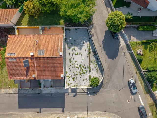 Terreno com Projeto Aprovado para Moradia T3 em Merelim São Paio, Braga