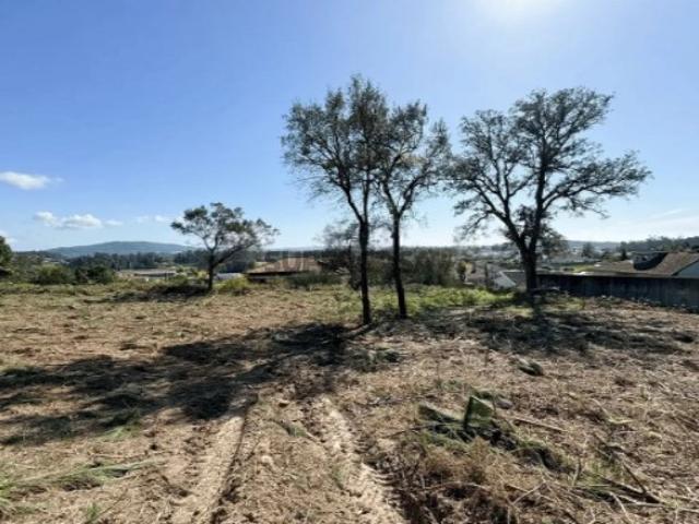 Terreno com projeto aprovado para moradia térrea em Creixomil Barcelos