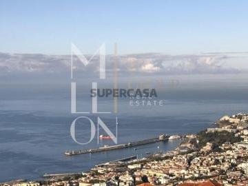 Terreno com projeto aprovado para moradia, com piscina, vista mar e baía do Funchal