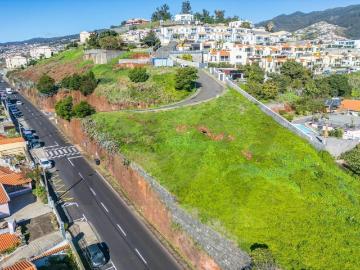 Terreno com Projeto Aprovado para Moradia Contemporânea T3 | Pico das Romeiras, Santo António