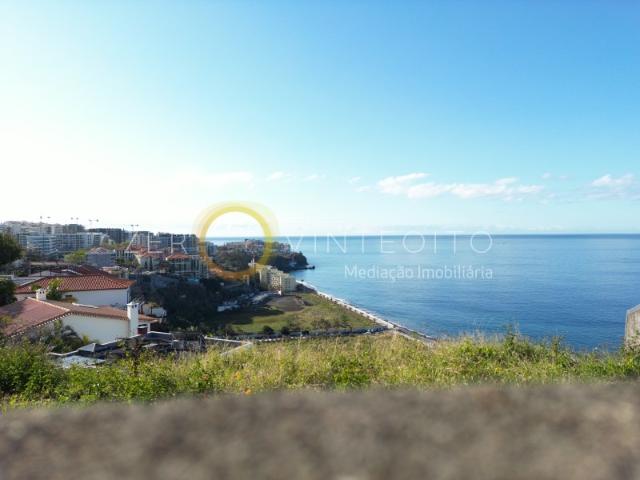 Terreno com Projeto Aprovado para Moradia de Luxo na Praia Formosa, Funchal