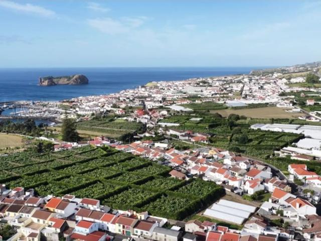 Terreno com Projeto Aprovado | 174 m² | Perto do Centro de Vila Franca e Praia