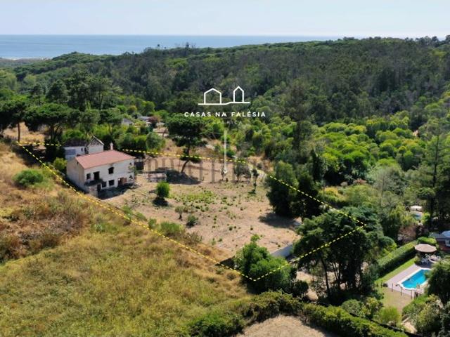 2 Terrenos / 2 casas para recuperar com projeto aprovado, 2Km das praias