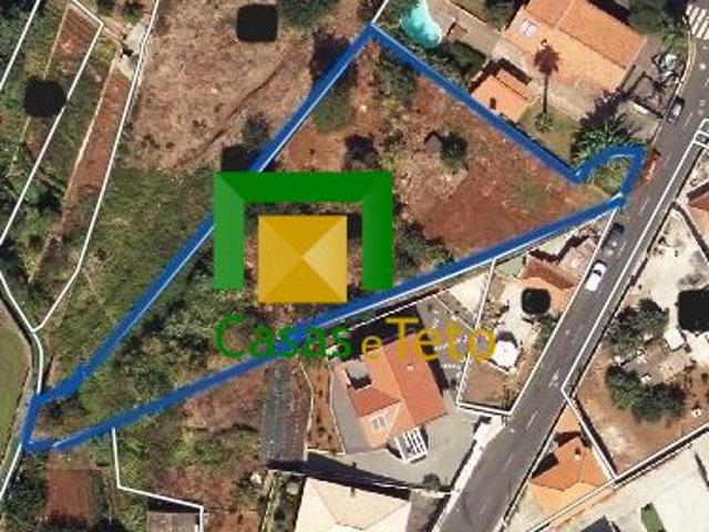 Terreno com projeto de duas moradias no Funchal