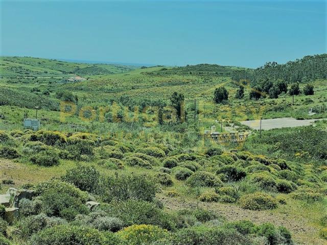 Terreno com projeto e licenca aprovada para Construção de 4 moradias T2 com linda vista para campo e vista mar, Vila do Bispo