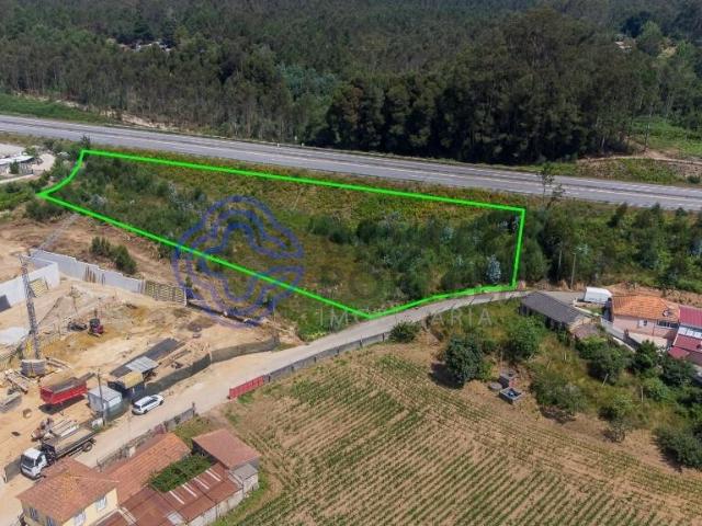 Terreno com projeto em fase de aprovação. Próximo do acesso da auto estrada. Excelente oportunidade
