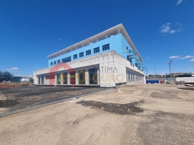 Terreno com prédio por concluir edifício de habitação e comércio