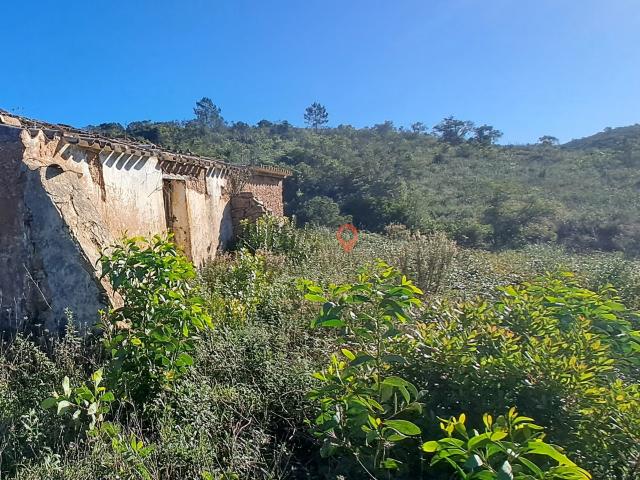 Terreno com ruína