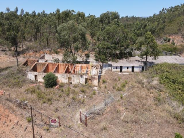 Terreno com ruína
