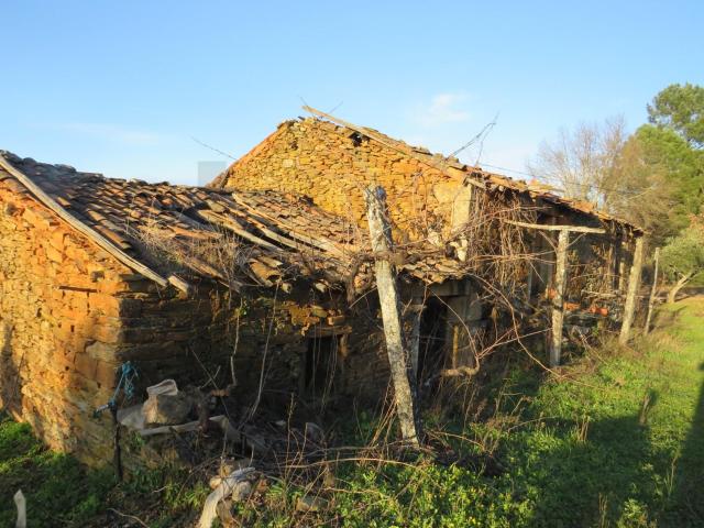 Terreno com ruína
