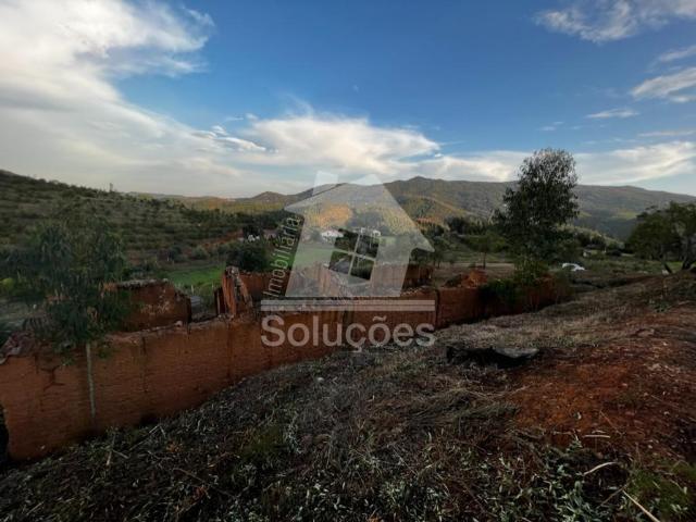 Terreno com ruína com meio hectare em Monchique