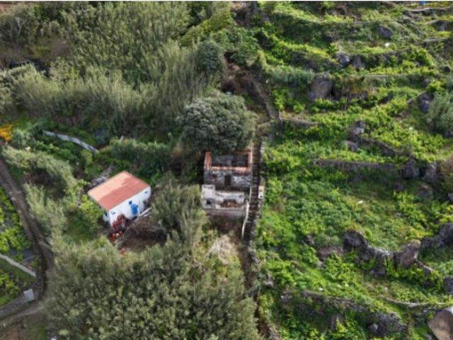 Terreno com Ruína e Acesso Direto ao Mar na Exclusiva Rocha da Relva