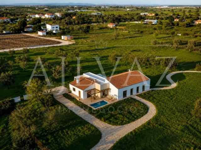 Terreno com Ruína e Projeto Aprovado em Lagoa Algarve
