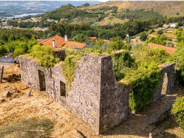 Terreno com Ruína e Projeto Aprovado para Turismo Rural em Loivo