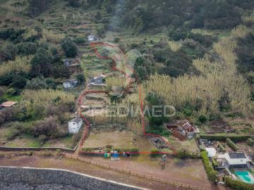 Terreno com Ruína e Viabilidade de Construção na Fajã João Dias – A Escassos Metros do Mar