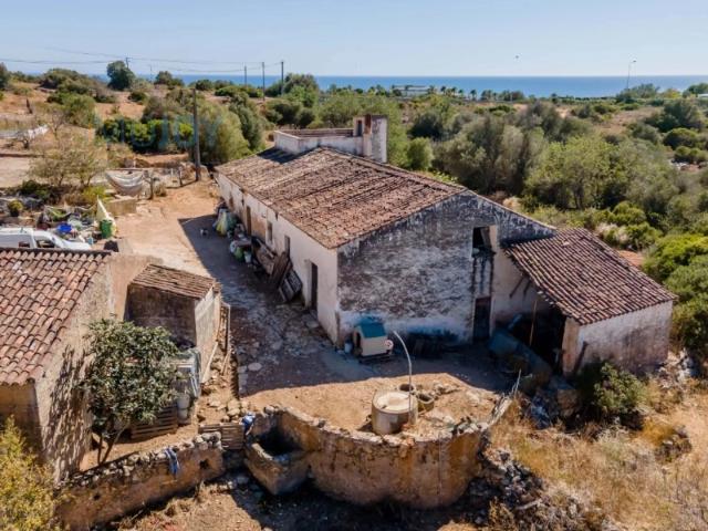 Terreno com ruína e vista de mar em Ferragudo