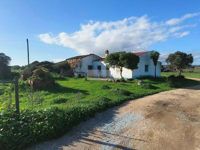 Terreno com ruina em Odiaxere