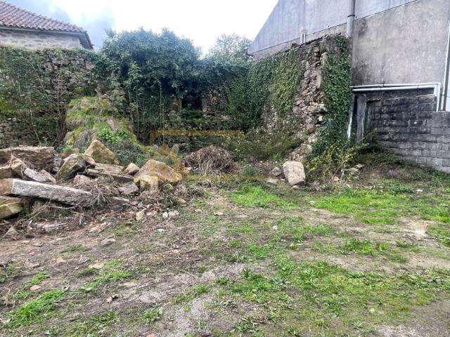 Terreno com ruina em pedra projeto aprovado para moradia Trute Monção