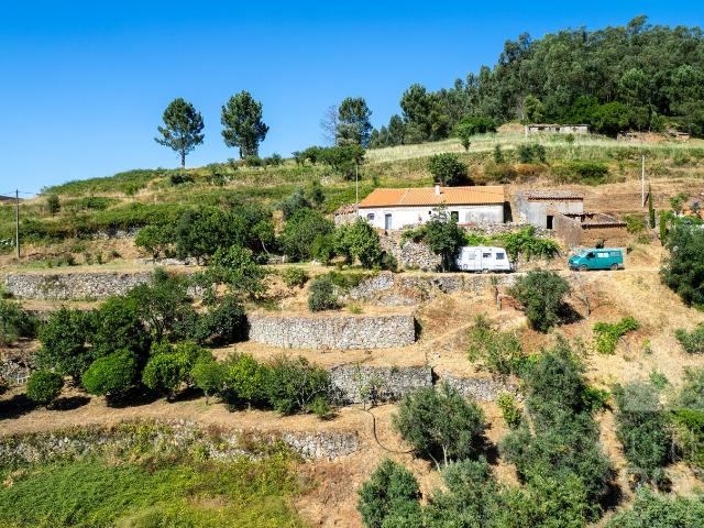 Terreno com ruina em recuperação