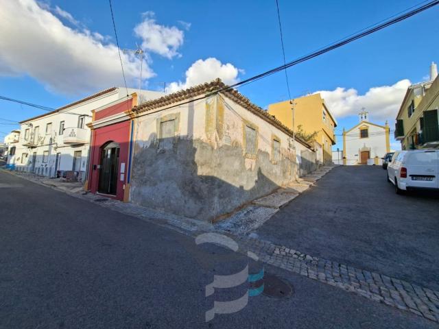 Terreno com ruina no centro de Alcantarilha