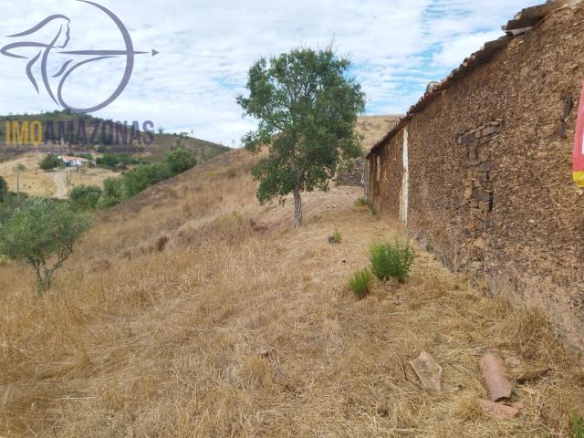 Terreno com ruína para venda perto da vila de São Bartolomeu de Messines, Silves