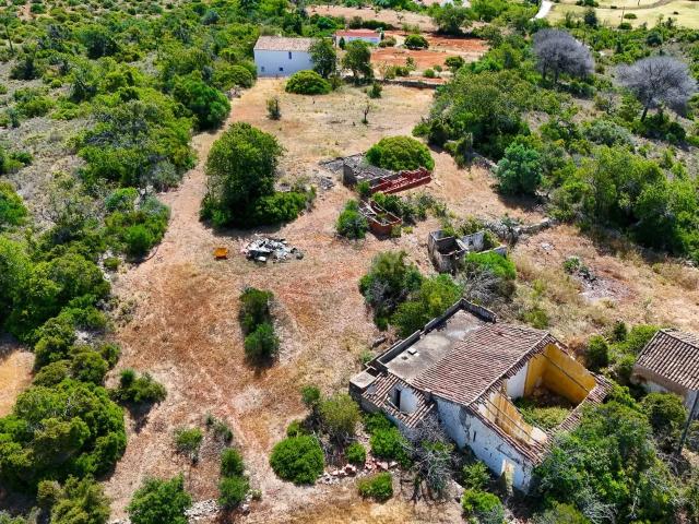 TERRENO COM RUÍNA DE 2920M2 EM PÊRA