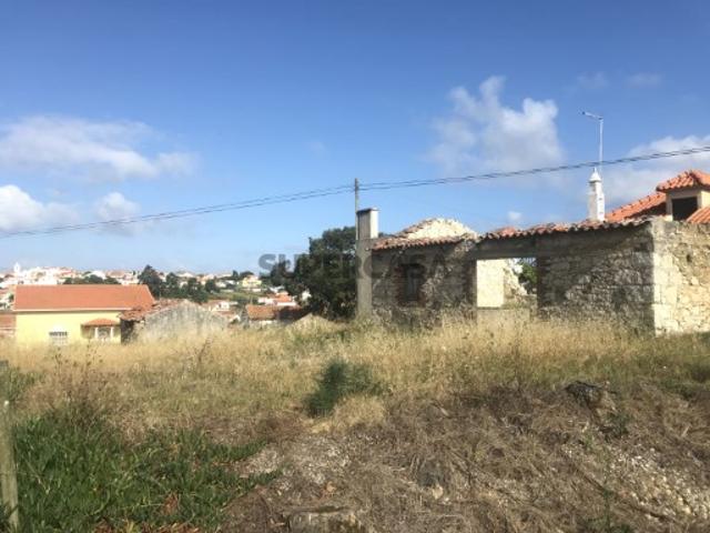 Terreno com ruina situado no Nadadouro