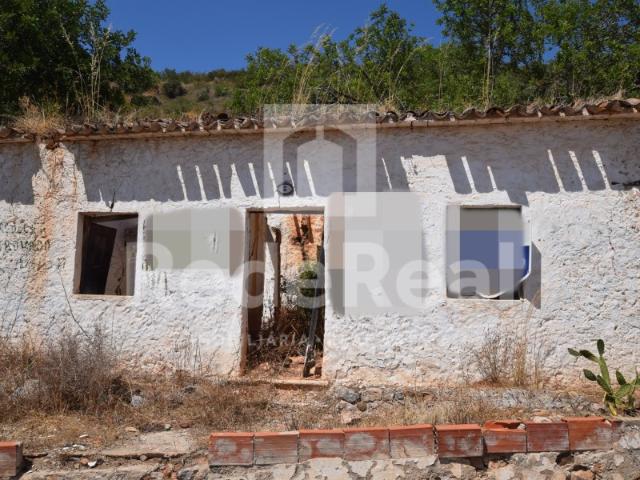 TERRENO COM RUÍNA SITUADO EM ALTE