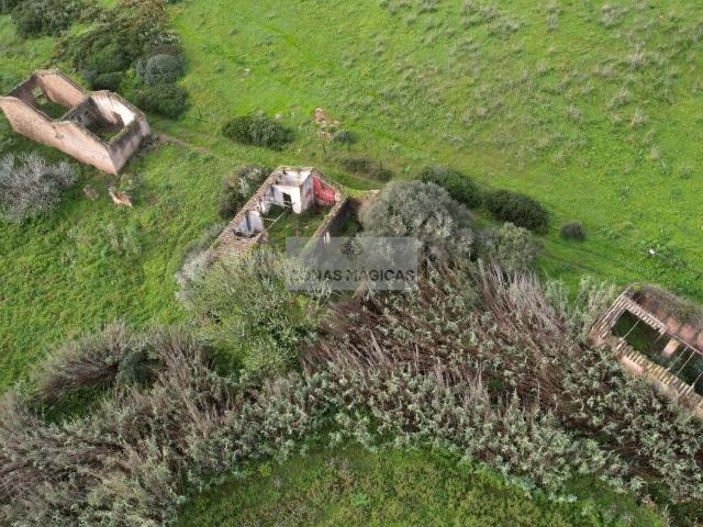 Terreno com Ruínas em Vila do Bispo Possibilidade de construção de 470,00 m² habitação + turismo rural